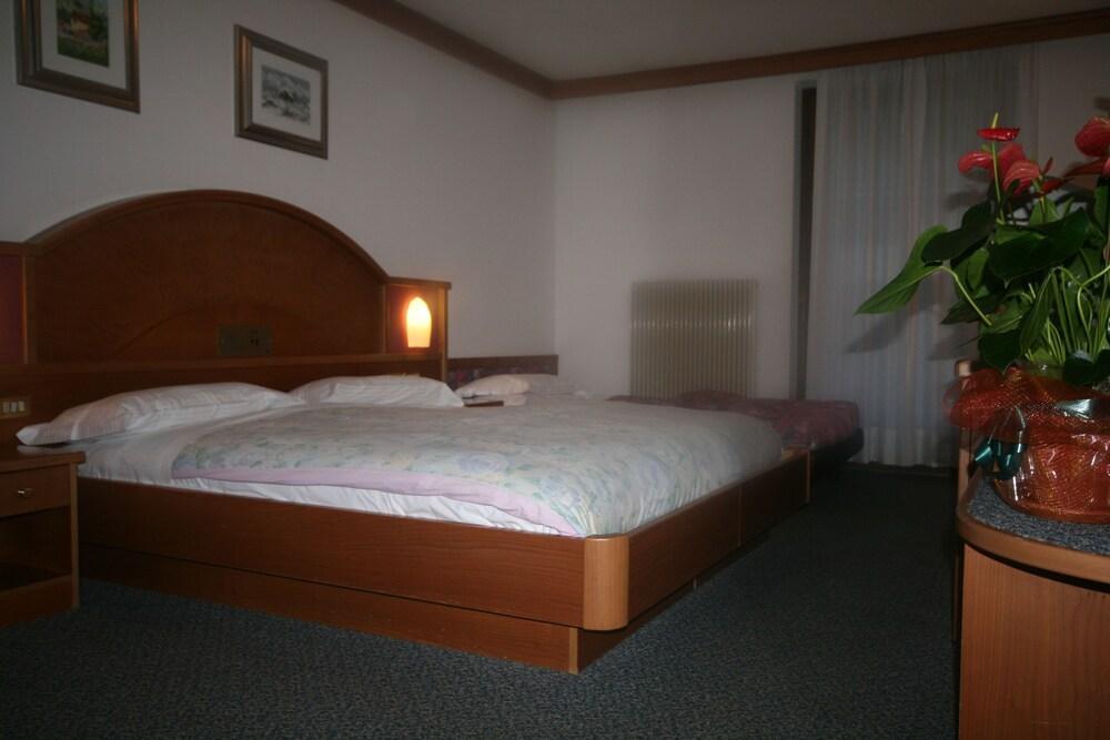 Hotel St. Raphael 마돈나 디 캄필리오 외부 사진