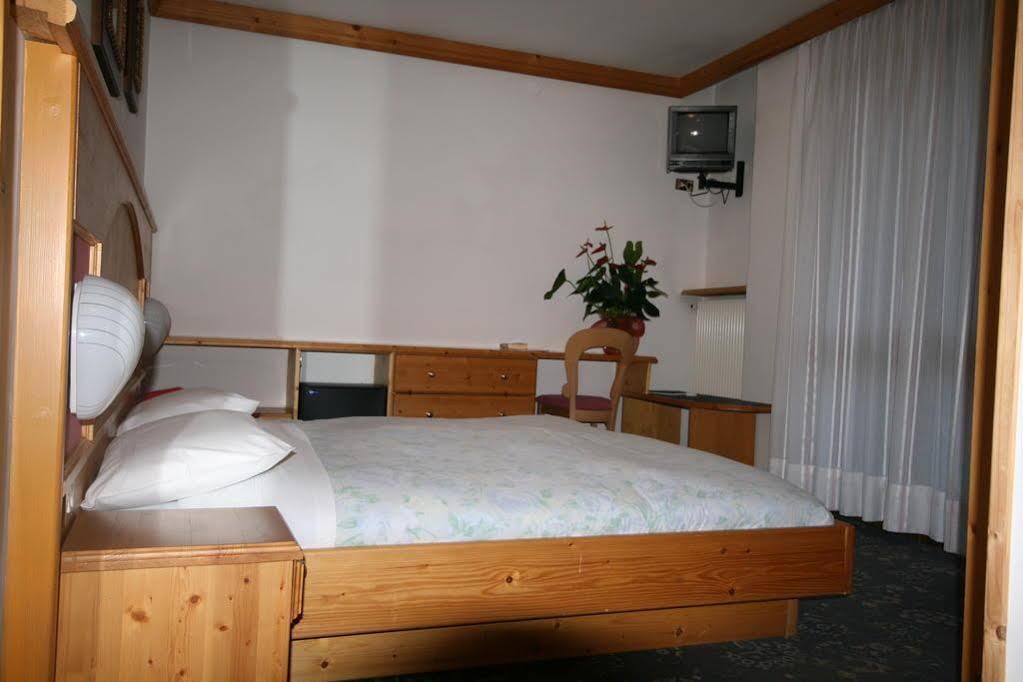 Hotel St. Raphael 마돈나 디 캄필리오 외부 사진
