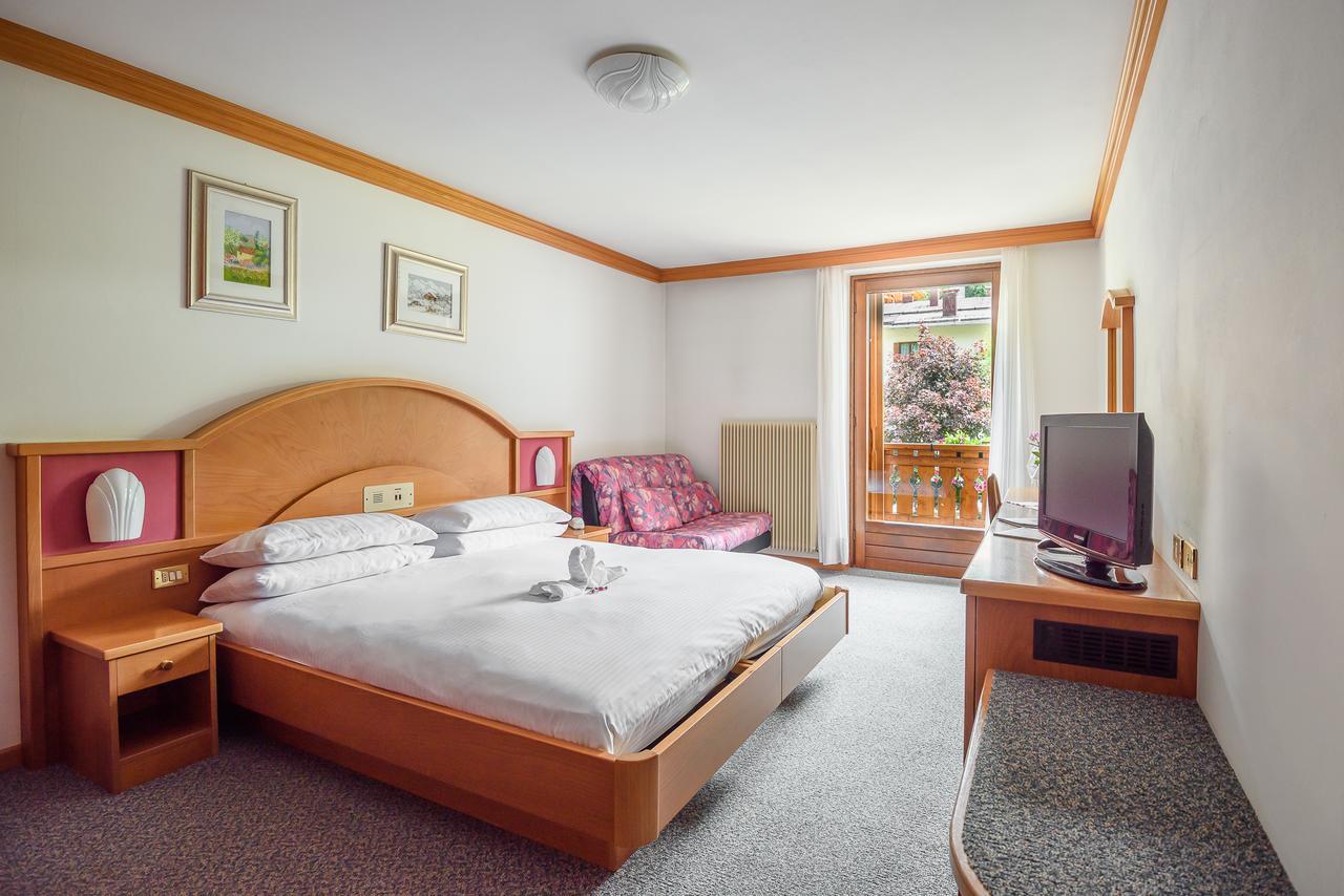 Hotel St. Raphael 마돈나 디 캄필리오 외부 사진